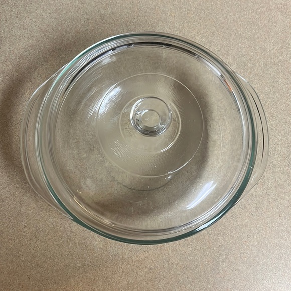Vintage Pyrex 2QT bowl with handles and lid - Picture 1 of 5